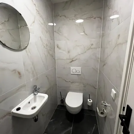 Large Newly Built W Wifi & Full Kitchen Set *
